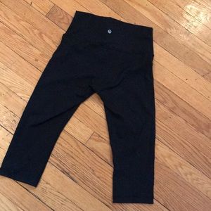 Lululemon Wunder Under cropped leggings.